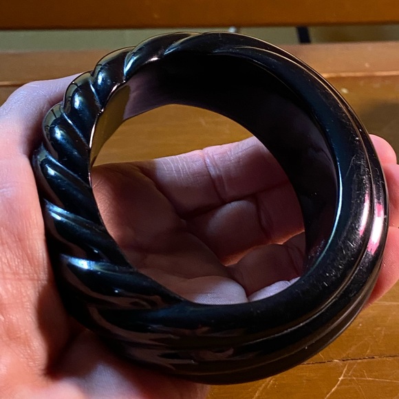 SALE 3/$20 VTG Chunky black lucite carved oval bangle,double sided twist - Picture 10 of 10